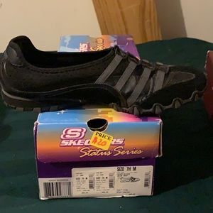 Size 7H M Skechers status series. Lots of tread good condition